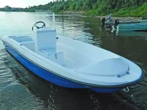 Стеклопластиковая лодка Пингвин с консолью (тримаран) в Мурманске