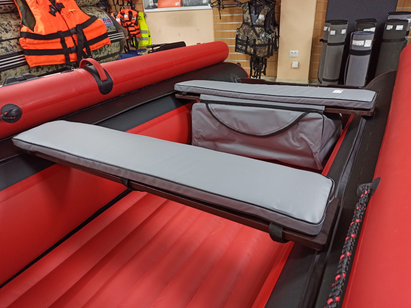 КОМПЛЕКТ МЯГКИХ НАКЛАДОК С СУМКОЙ ДЛЯ ЛОДОК 90Х20 СЕРЫЙ в Мурманске