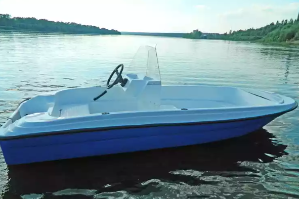 Стеклопластиковая лодка Пингвин с консолью (тримаран) в Мурманске