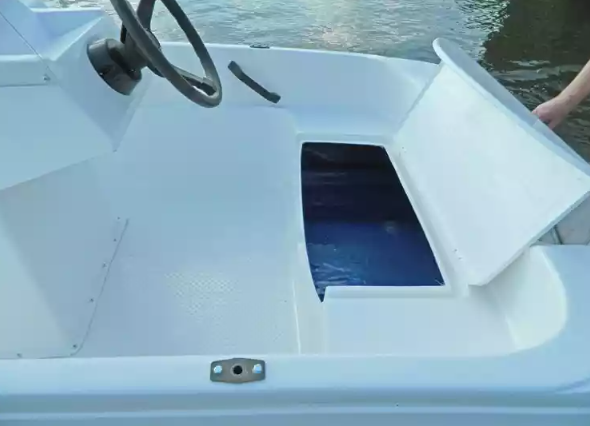 Стеклопластиковая лодка Пингвин с консолью (тримаран) в Мурманске